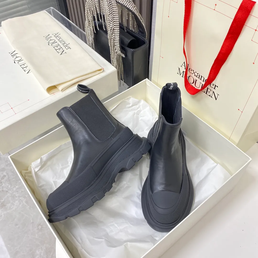👟👟Ex-factory price 560👟👟 Women's shoe factory Alexander Mcqueen/McQueen 22 autumn and winter series Martin boots short boots, original development and the highest version. The style is simple and elegant. Another long-leg artifact. The height of the boot is just right. Highly recommended for small girls. Imported cowhide for the upper and imported sheepskin for the lining. T👟👟Ex-factory price U combination outsole Size: Women 35-40,